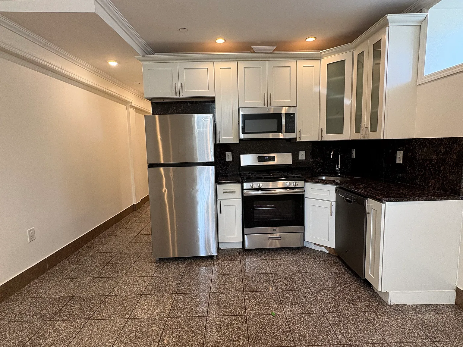 2 bed, $2,000 — Photo 2