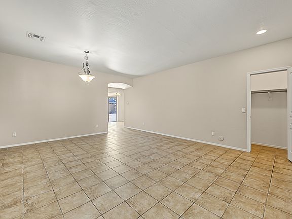3rd image of 1033 E Nickleback St