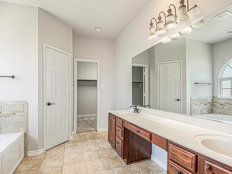 605 Port Royale Way — Photo 16
