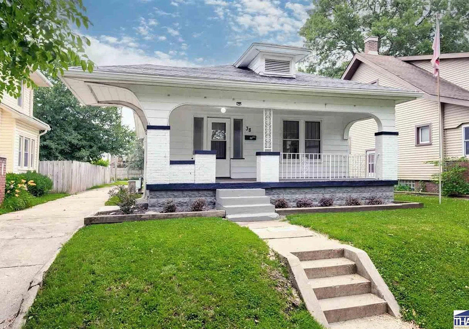Bright & Inviting 2 Bedroom 1 Bathroom Bungalow — Photo 2