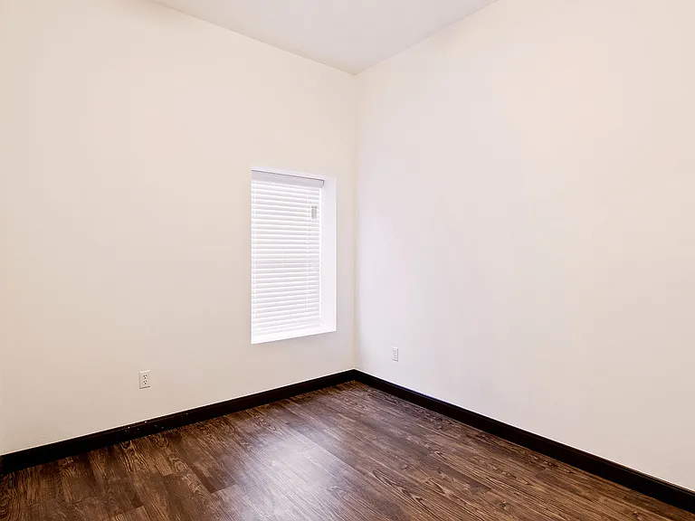 800 S Robberson Ave — Photo 12