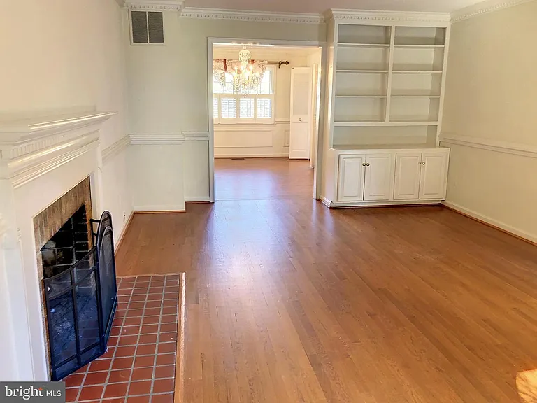7412 Hallcrest Dr — Photo 8