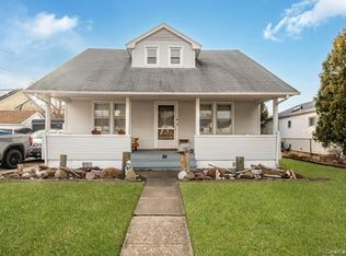 84 Bay Ave, Hicksville, NY 11801