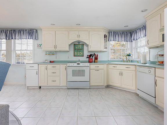 4th image of 133 W Grand Avenue #4