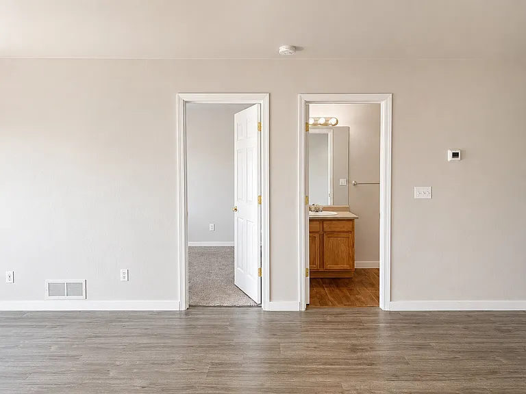 500 Red Table Apartments — Photo 20