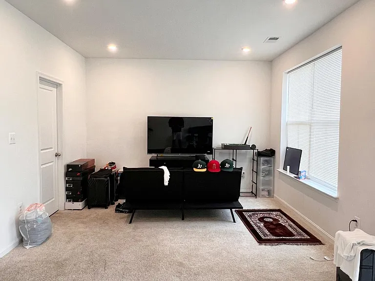 357 Andrew Ct — Photo 3