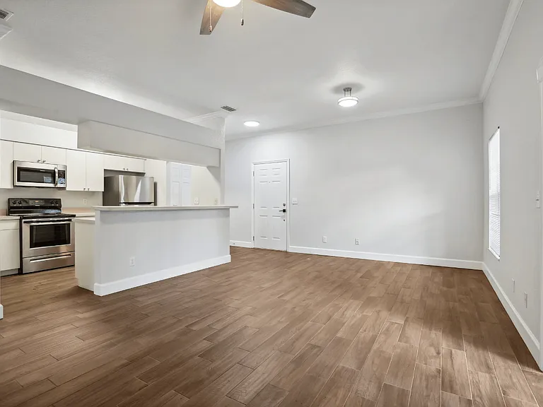 Waters Edge Apartments — Photo 8