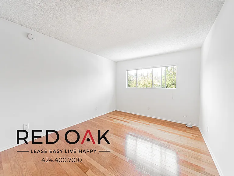 2035 Rodney Dr #5 — Photo 3