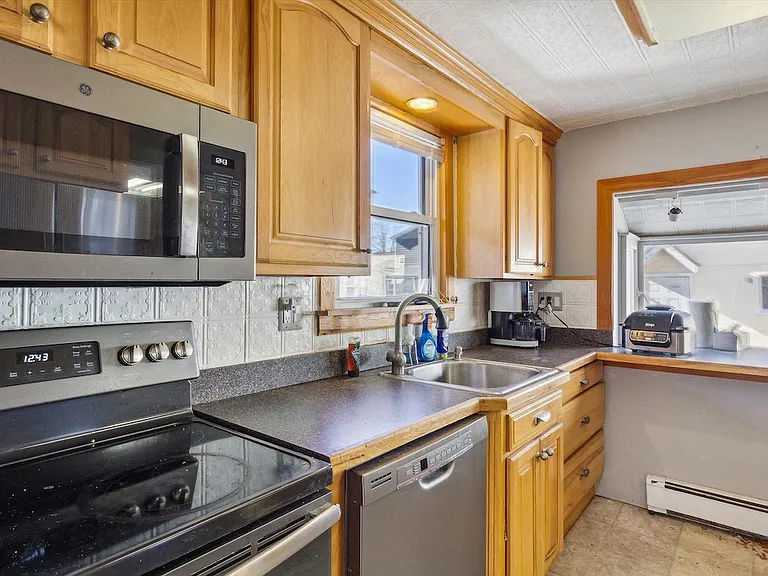 22464 Beach St — Photo 4