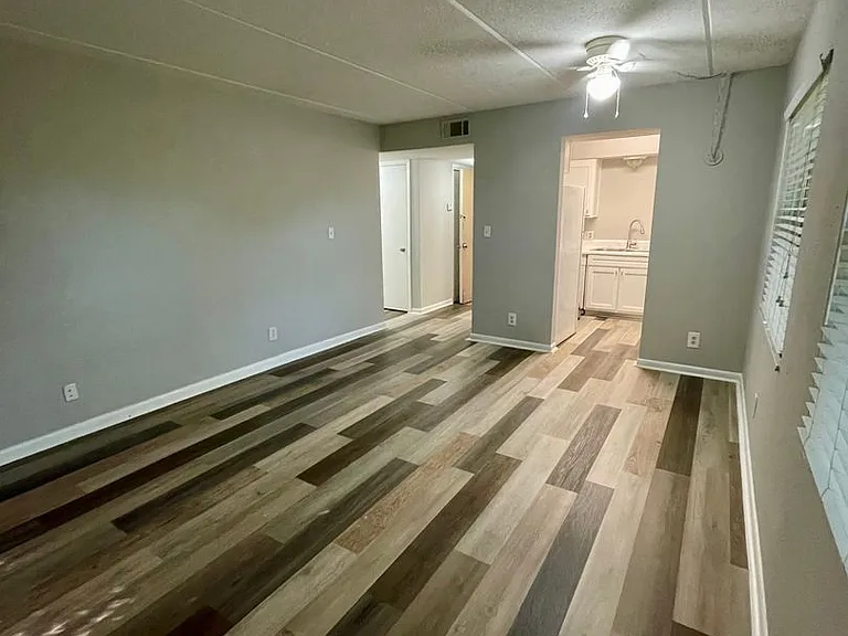 Castille Court Apartments — Photo 16