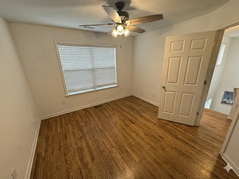 1433 E Broad St — Photo 11