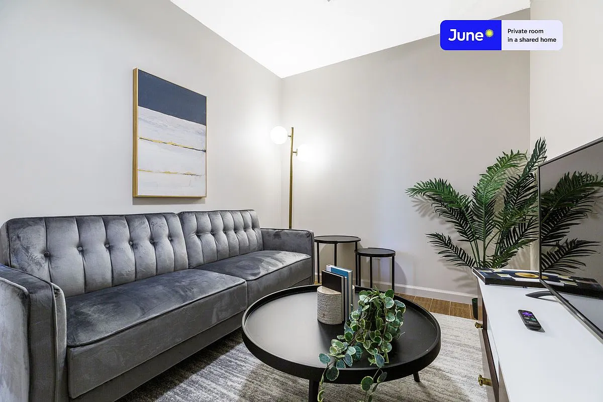 Queen bedroom in 3 bed/1 bath home in Chinatown #263 B — Photo 3