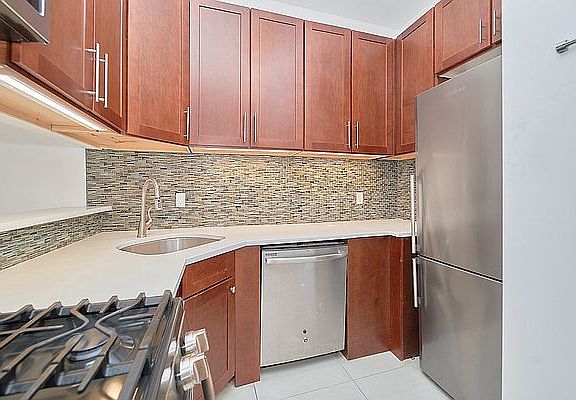 5th image of 183 Lenox Ave #2