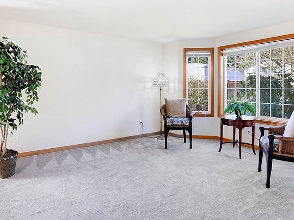 5th image of 1121 Railroad Ave