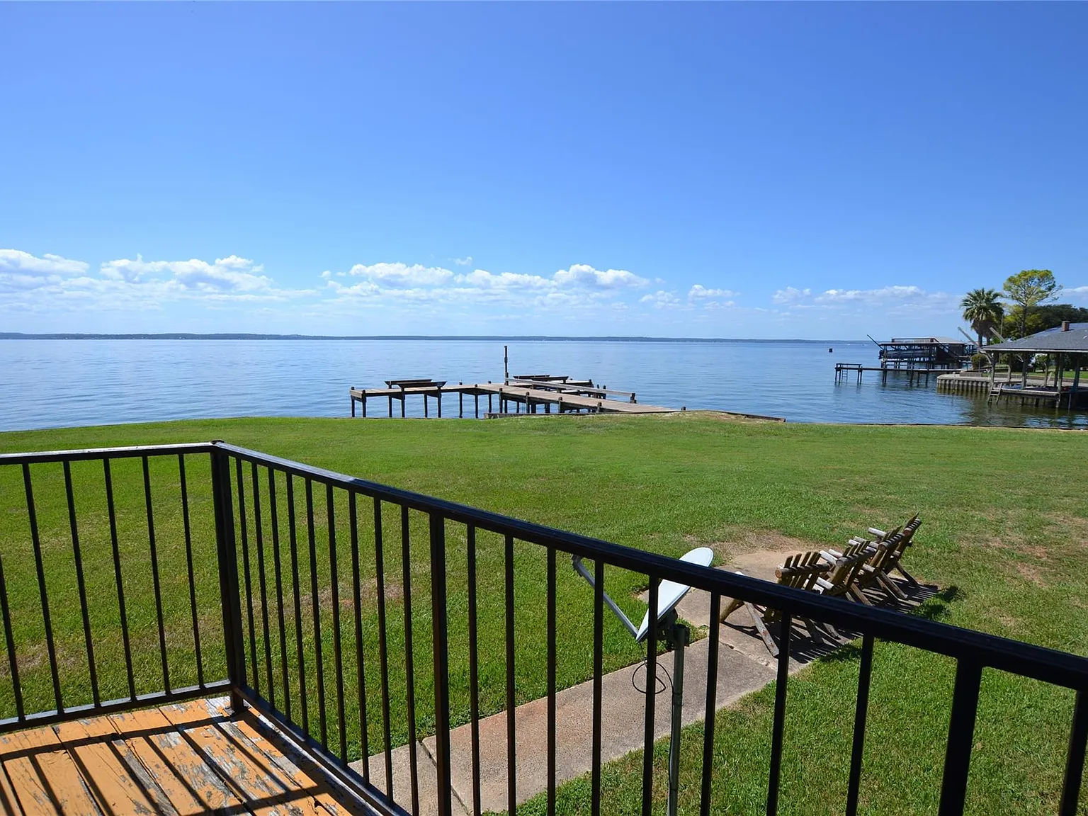 2 bed, 1.5 bath, 910 sqft, $1,200 — Photo 2