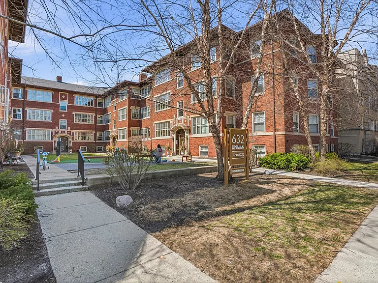 Hinman Court Condos — Photo 12