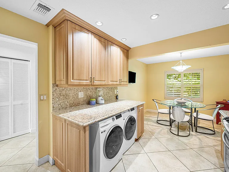 22 Westgate Ln #E — Photo 4