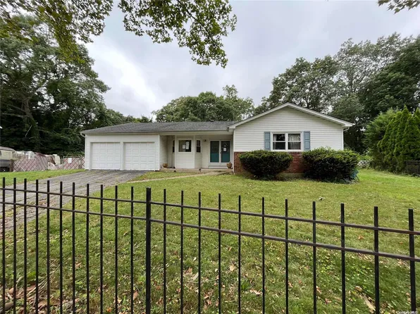 5 Green Pine Court, Dix Hills, NY 11746