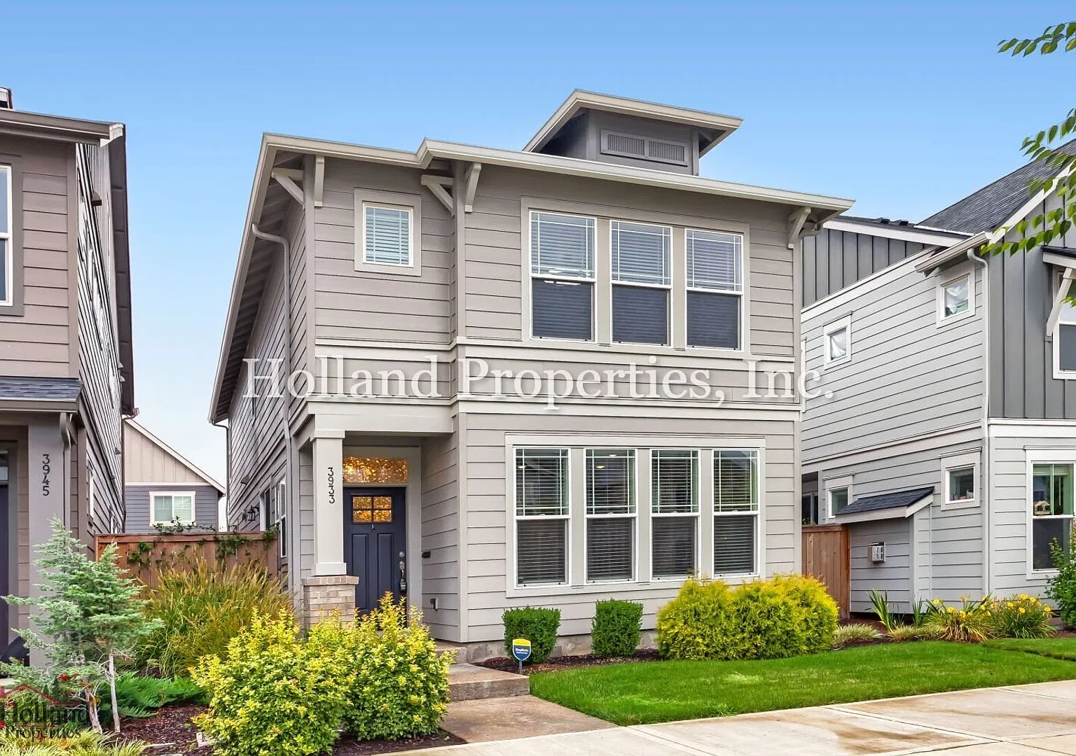 Charming 3BR Hillsboro Home with Green-Space Views & Fenced Yard — Photo 1