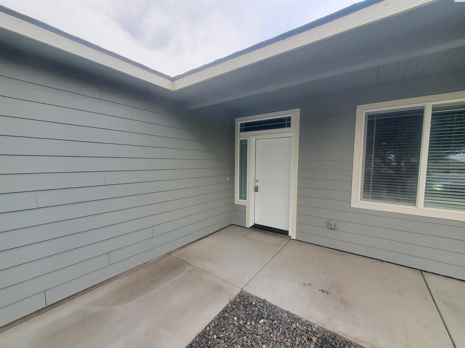 3 bed, 2.0 bath, 1330 sqft, $1,995 — Photo 2