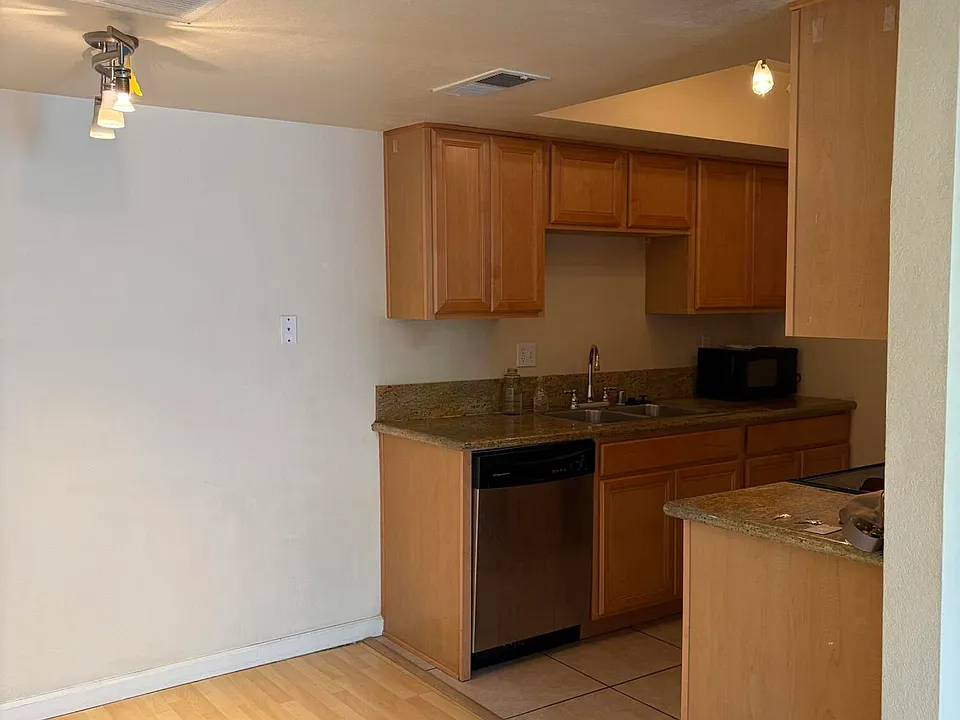 740 W Elm St #248