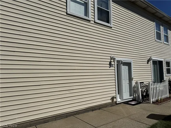 2544 Royal County Down Dr, Uniontown, OH 44685