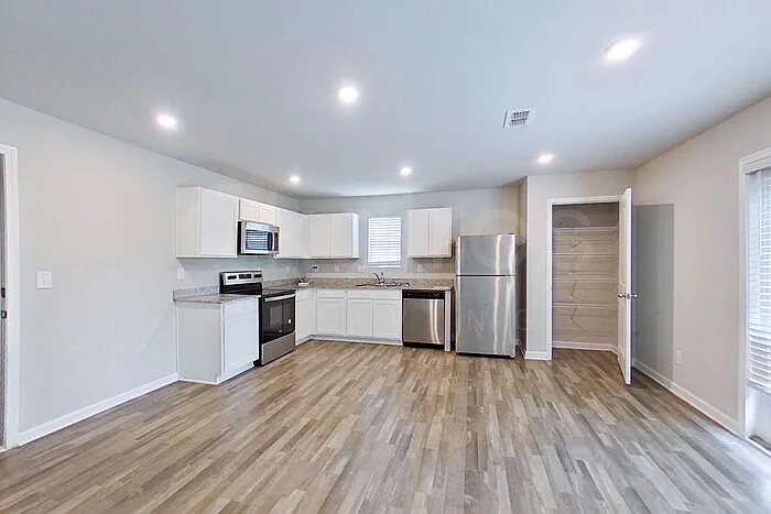 216 York Ln — Photo 4