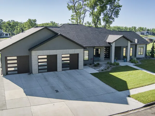 2533 Langer Ln, Bismarck, ND 58504