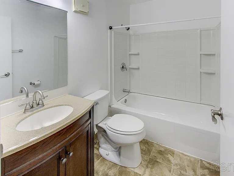 English Village Apartments — Photo 9