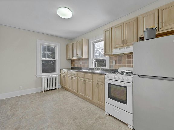 4th image of 14 Oakridge Pl #2