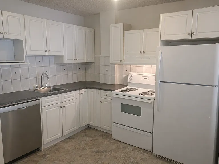329 18th Ave SW #201 — Photo 4