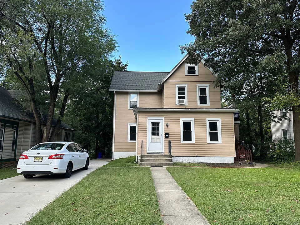 605 Woodlawn Ave #1