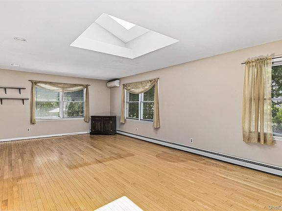 4th image of 3755 Seymart Place