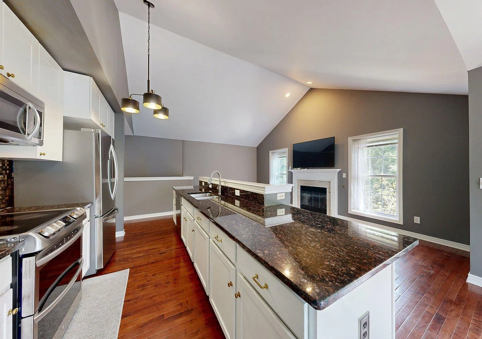 2 bed, 2.0 bath, 1341 sqft, $2,000 — Photo 3