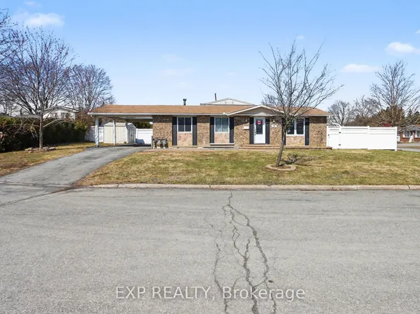 2 Folkstone Ct, Ottawa, ON K1B 4J9
