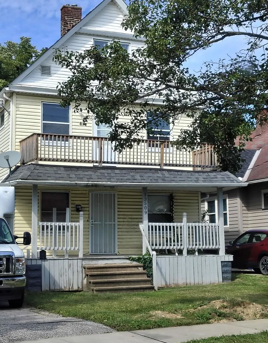 Down Duplex Unit with Fridge, Stove, and Off-Street Parking in Cleveland — Photo 1