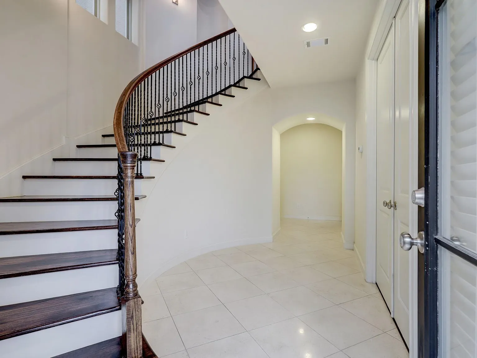 3 bed, 3.5 bath, 2498 sqft, $3,100 — Photo 4