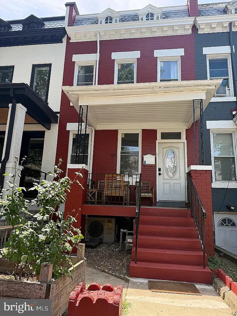 520 Kenyon St NW — Photo 1