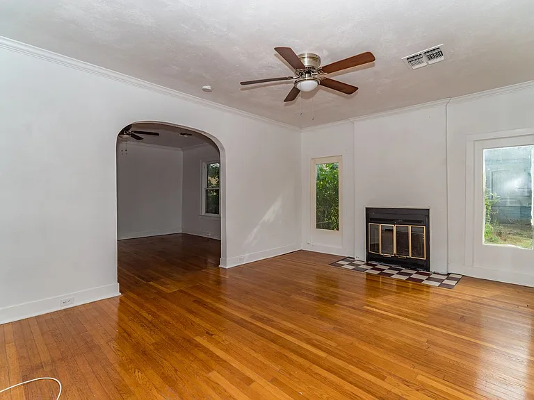 469 E Magnolia Ave — Photo 4