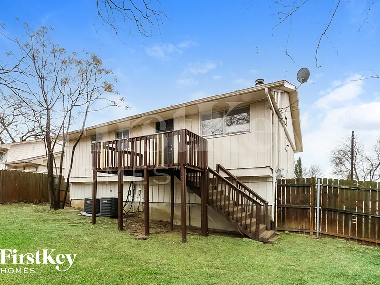 917 Montclair Dr — Photo 17