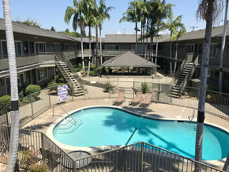 Royal Palms — Photo 3