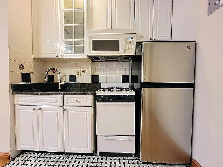150 W 21st St #1M — Photo 5