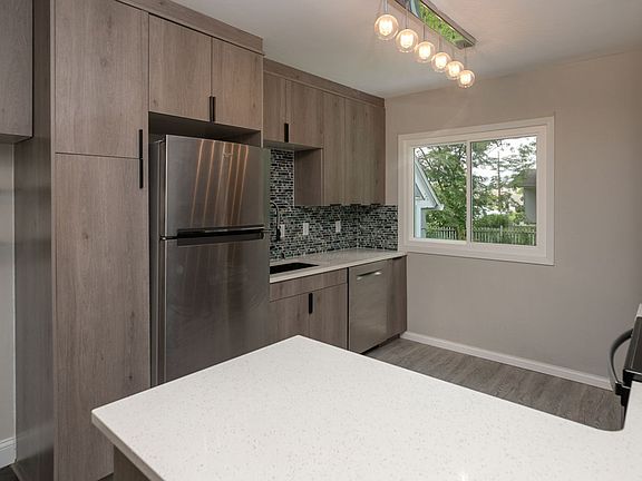 5th image of 8 18th Ave SW