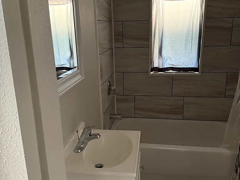812 Broadway St — Photo 8