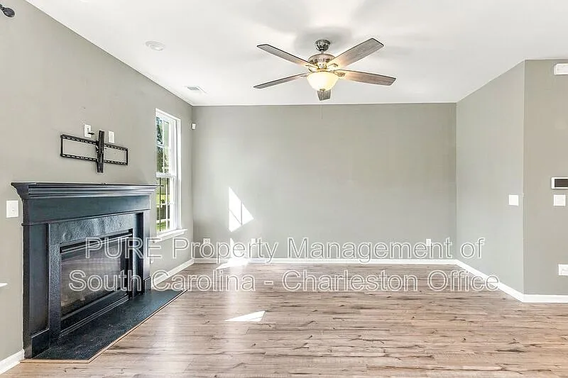 3 bed, 2.5 bath, 1896 sqft, $2,199 — Photo 2
