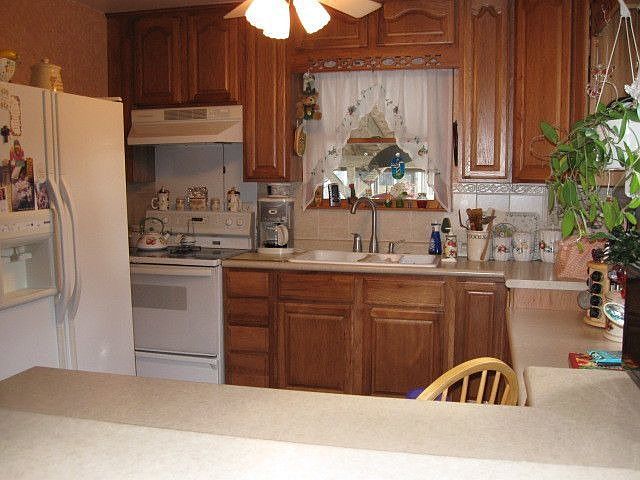 Kitcheb with breakfast bar