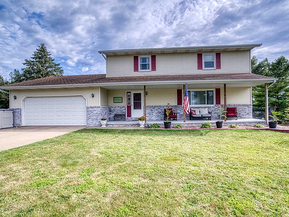 2nd image of 900 Oakwood Dr