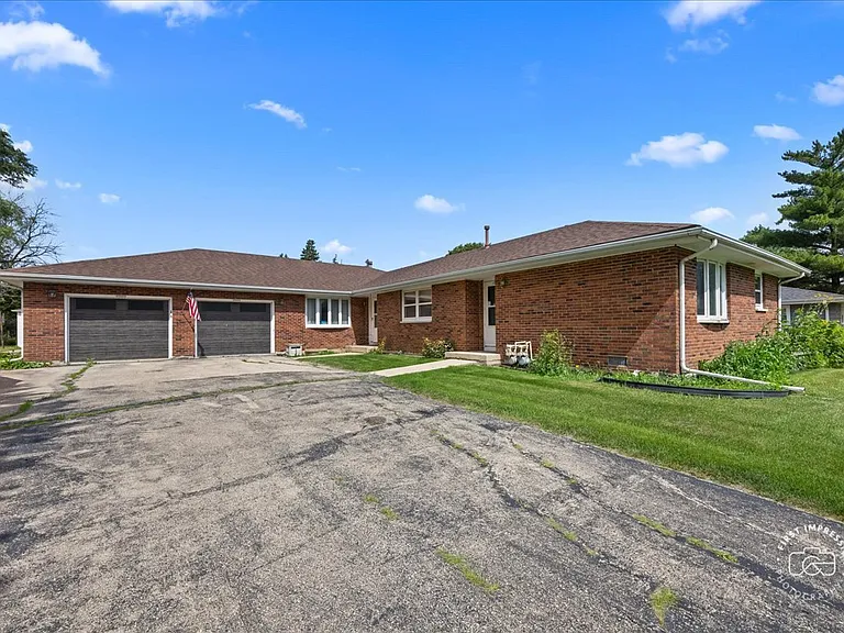 1201 Johnston Dr — Photo 2