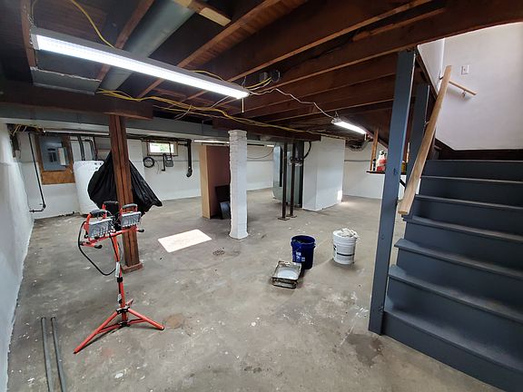 3rd image of 901 W 4th St