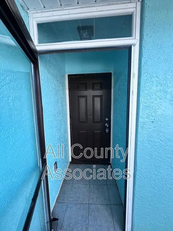 2 bed, 1.0 bath, 975 sqft, $1,550 — Photo 2